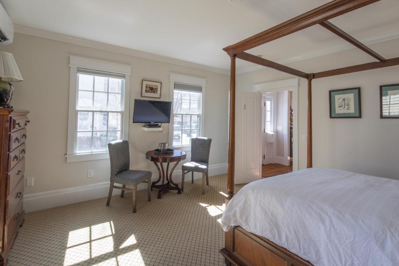 The Clarendon House Bed & Breakfast โพรวินซ์ทาวน์ ภายนอก รูปภาพ