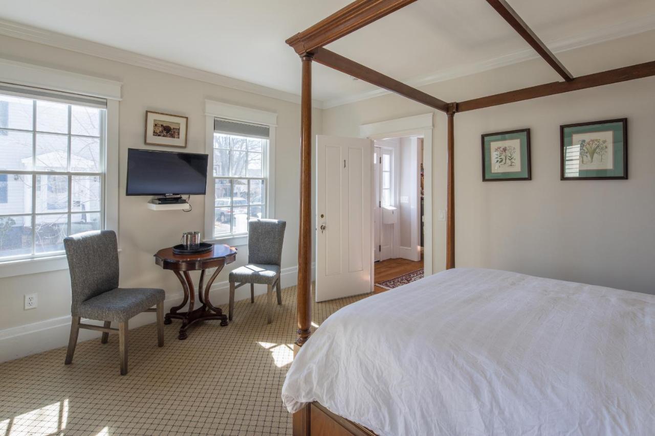 The Clarendon House Bed & Breakfast โพรวินซ์ทาวน์ ภายนอก รูปภาพ